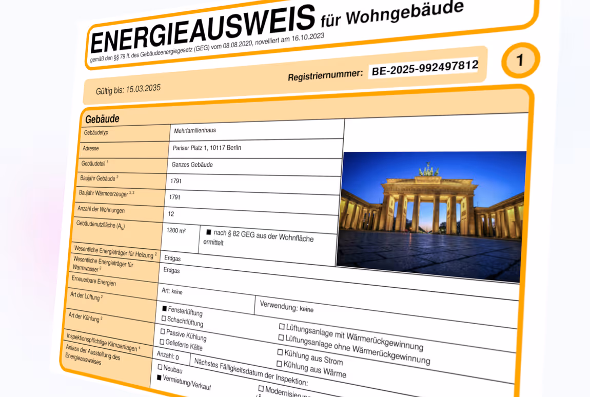 Bild: Energieausweis vor Gebäude